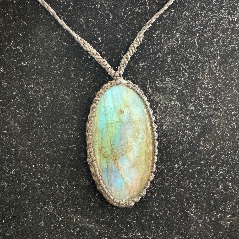 Elegant Labradorite macrame neclace